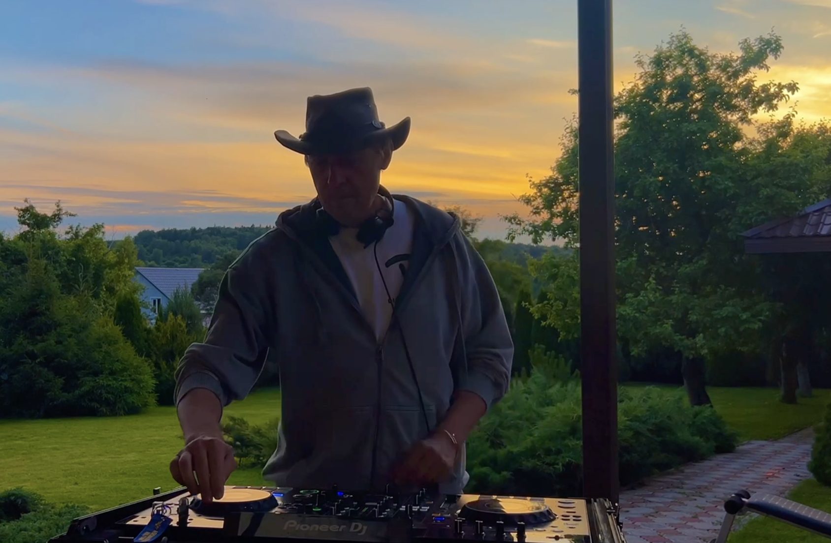 Cherö за пультом Pioneer DJ на закате